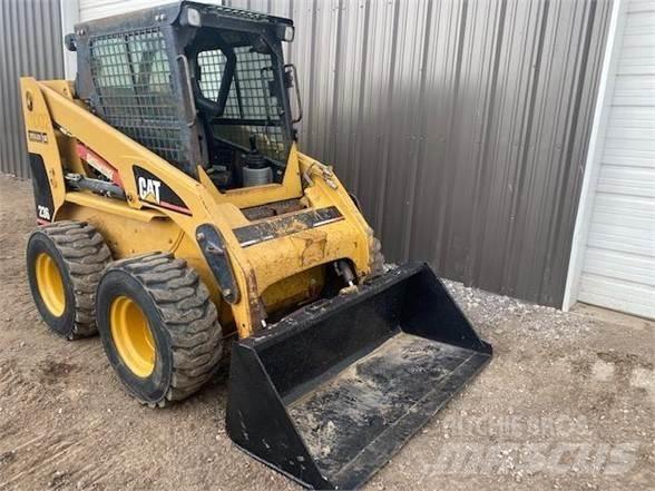 CAT 236 滑移轉向裝載機