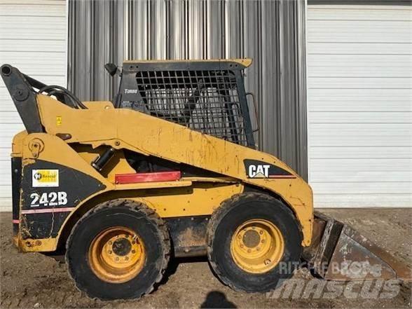 CAT 242B 滑移轉向裝載機
