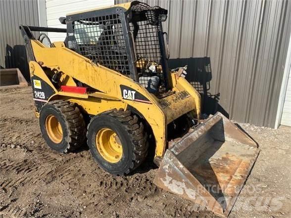 CAT 242B 滑移轉向裝載機