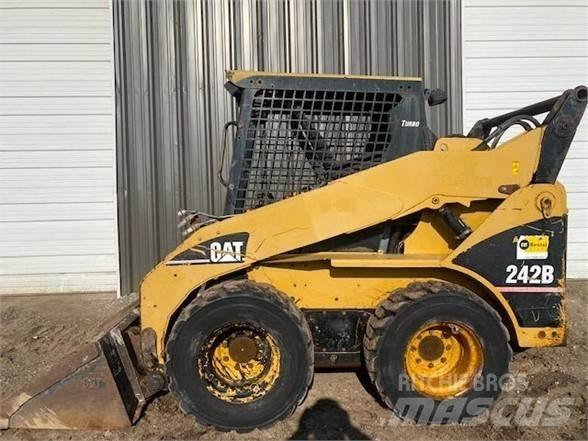 CAT 242B 滑移轉向裝載機