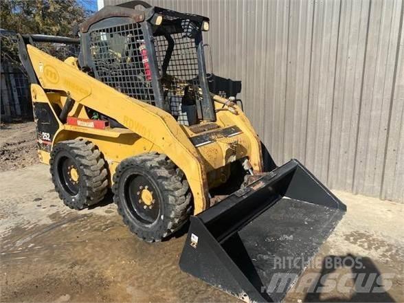 CAT 252 滑移轉向裝載機