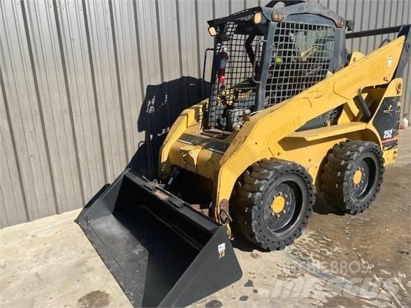 CAT 252 滑移轉向裝載機
