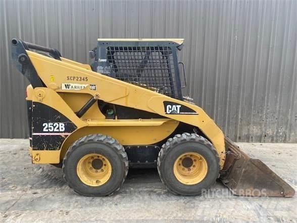 CAT 252B 滑移轉向裝載機