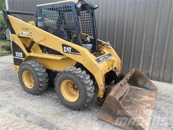 CAT 252B 滑移轉向裝載機
