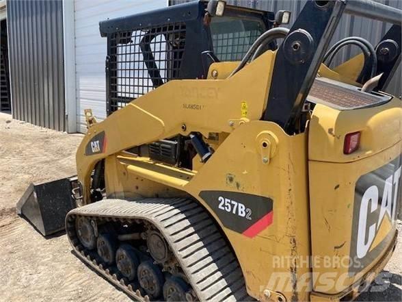 CAT 257B2 滑移轉向裝載機