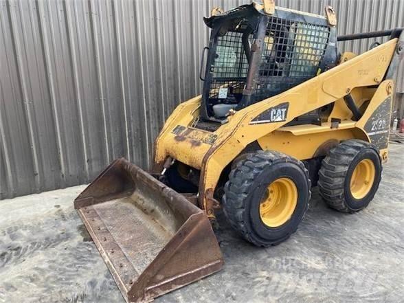 CAT 262B 滑移轉向裝載機