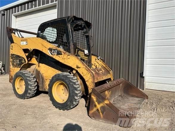 CAT 272C 滑移轉向裝載機