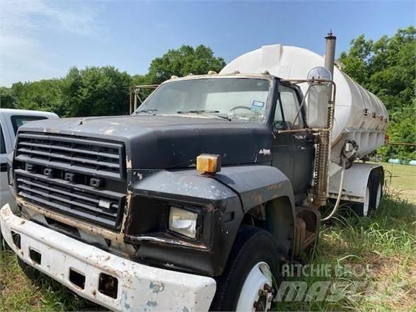Ford F800 運油車
