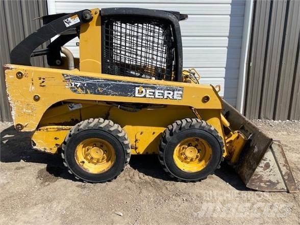 John Deere 317 滑移轉向裝載機