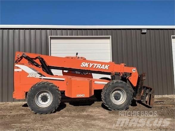 SkyTrak 10042 伸縮臂操作車
