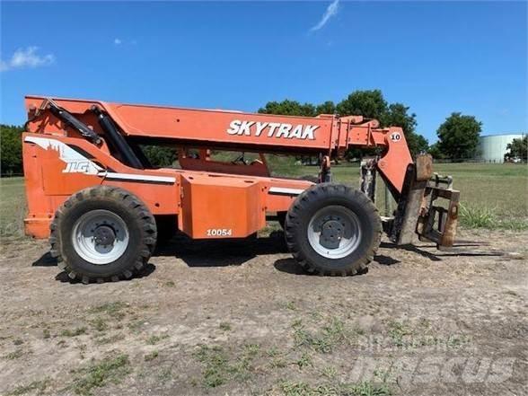 SkyTrak 10054 伸縮臂操作車