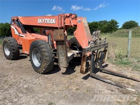 SkyTrak 10054 伸縮臂操作車