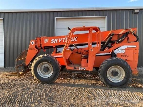 SkyTrak 6042 伸縮臂操作車