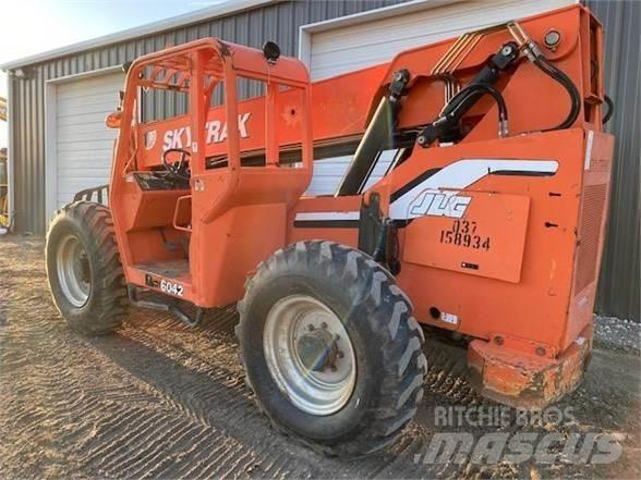 SkyTrak 6042 伸縮臂操作車