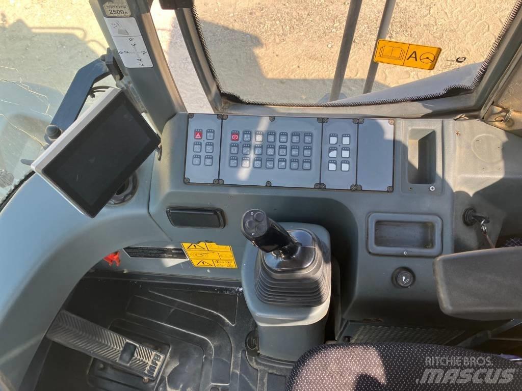 Liebherr L 566 輪胎式裝載機