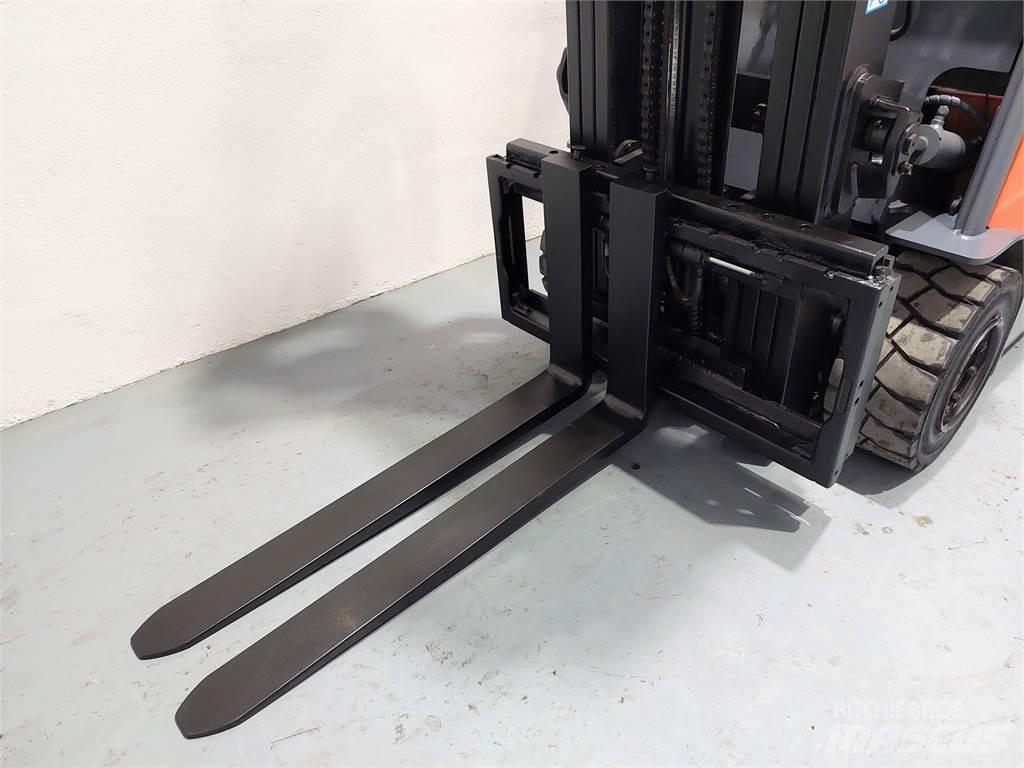 Toyota 7FBMF30 電動堆高機