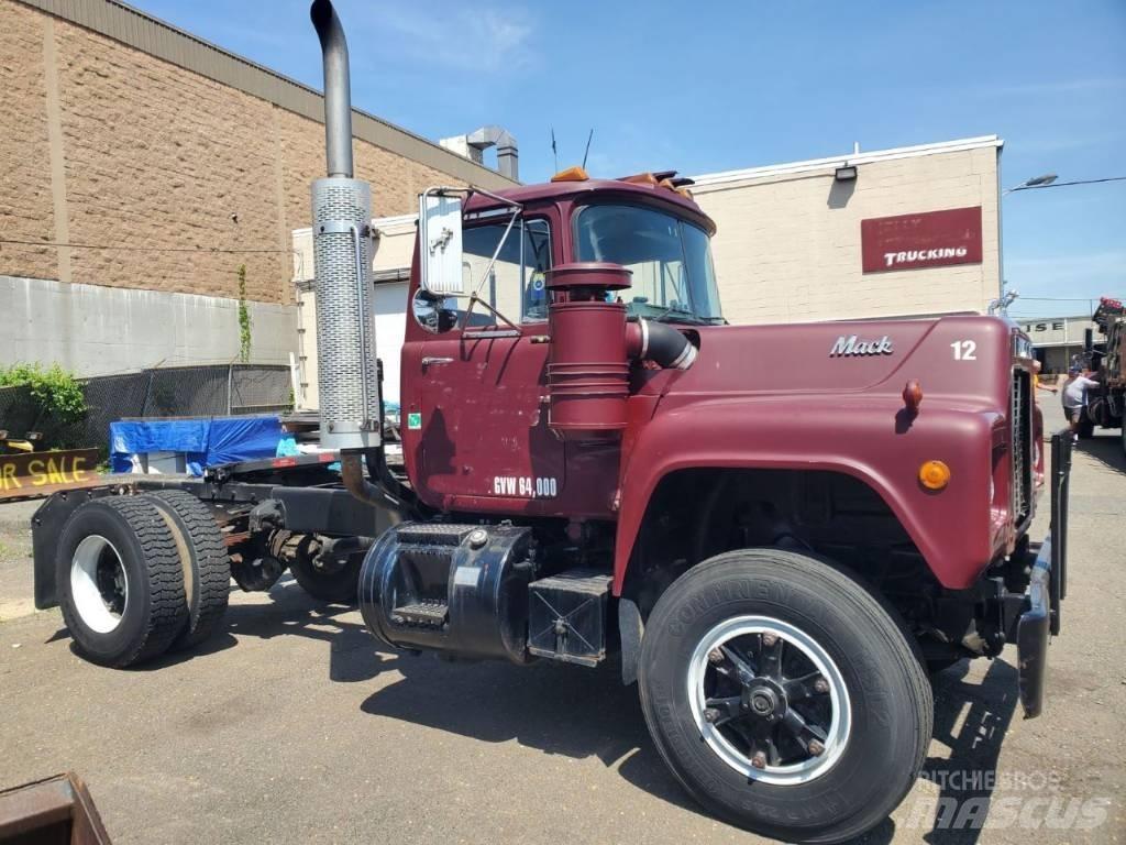 Mack RD 690 P 曳引機組件