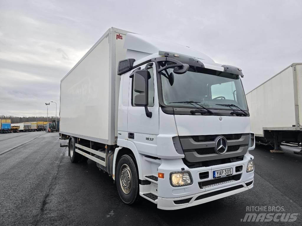 Mercedes-Benz 1832 貨箱式卡車