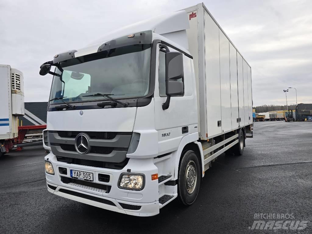 Mercedes-Benz 1832 貨箱式卡車