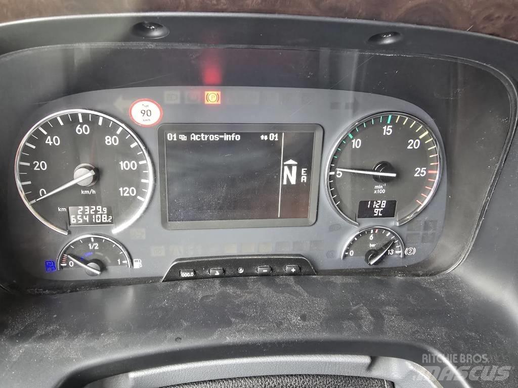 Mercedes-Benz 1832 貨箱式卡車