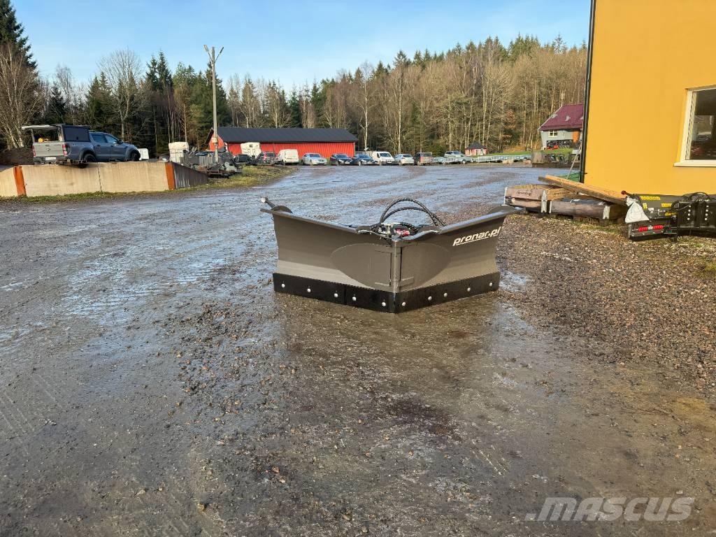 Pronar PUV 2600 M 刮雪板和犁