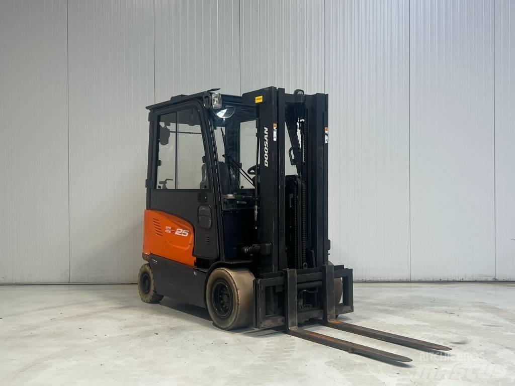 Doosan B25X-7 電動堆高機
