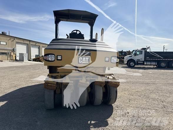 CAT CW14 膠輪滾壓機