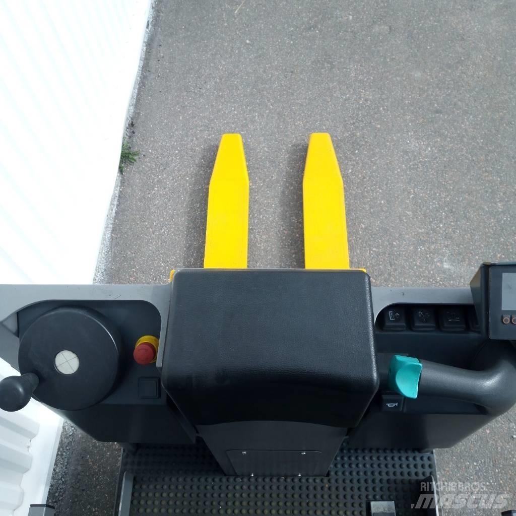 Jungheinrich EKS 110 中端式裝載機