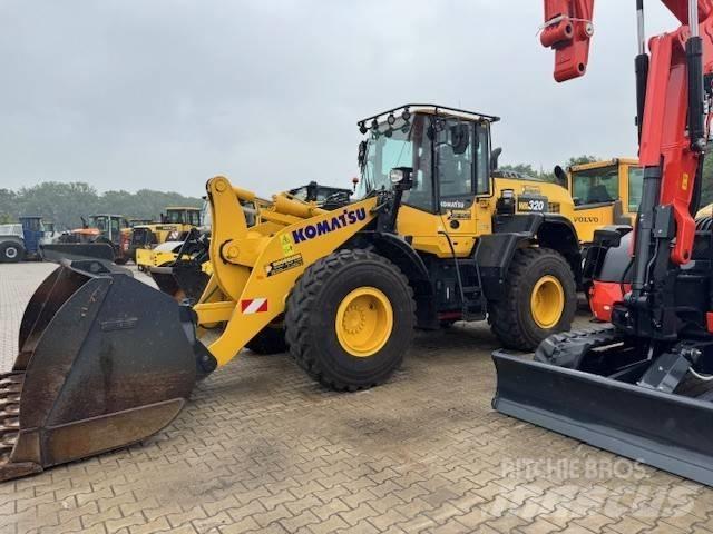 Komatsu WA 320 輪胎式裝載機