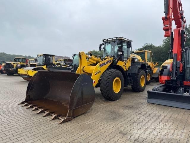 Komatsu WA 320 輪胎式裝載機