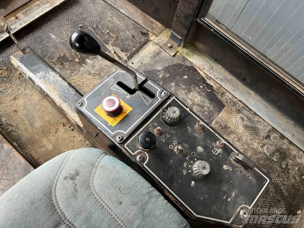 CAT PS300B 膠輪滾壓機