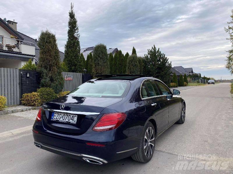Mercedes-Benz E 300D 汽車