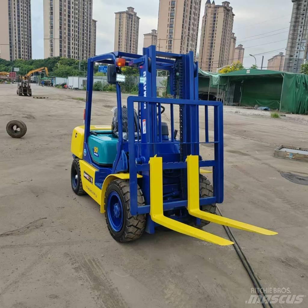 Komatsu FD 30 T-17 柴油卡車