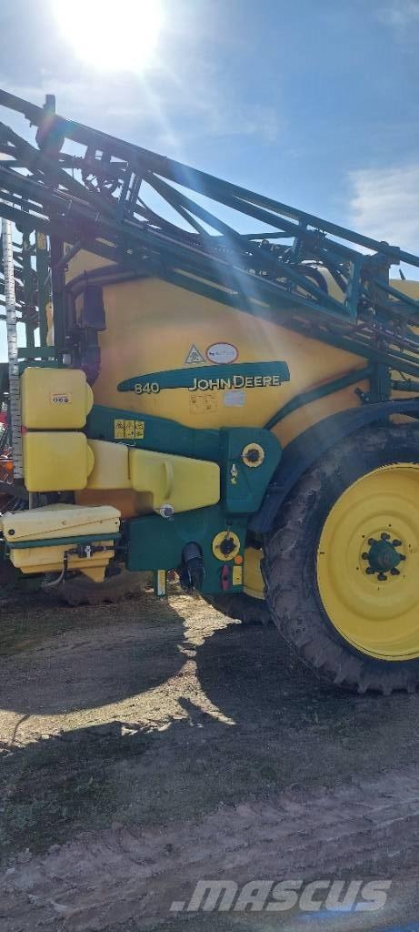 John Deere 840 牽引式噴霧機