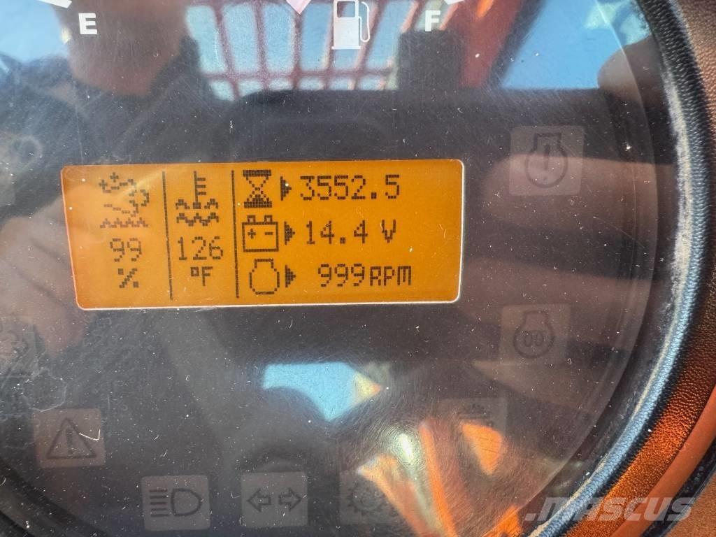 SkyTrak 10054 伸縮臂操作車