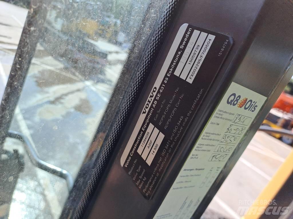 Volvo A25F 鉸接式起吊車