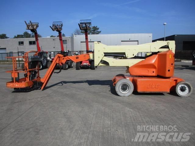 JLG E400 AJP (817) 緊湊型自走式伸縮臂式升降機