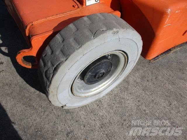JLG E400 AJP (817) 緊湊型自走式伸縮臂式升降機