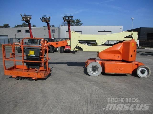JLG E400 AJP (817) 緊湊型自走式伸縮臂式升降機