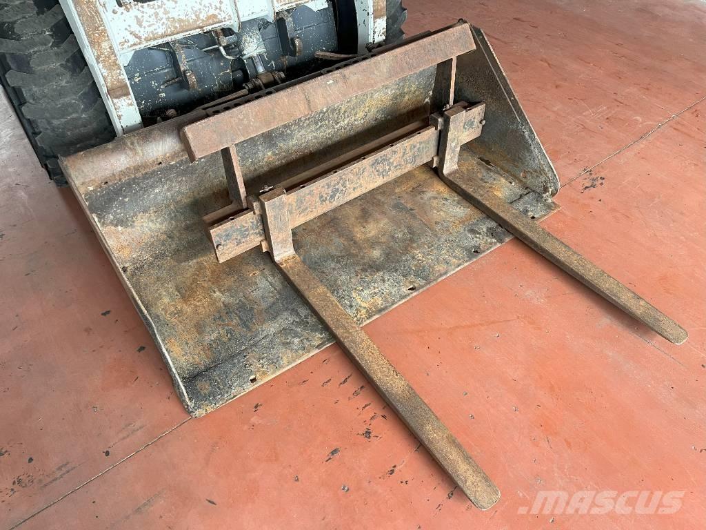 Bobcat 853 滑移轉向裝載機