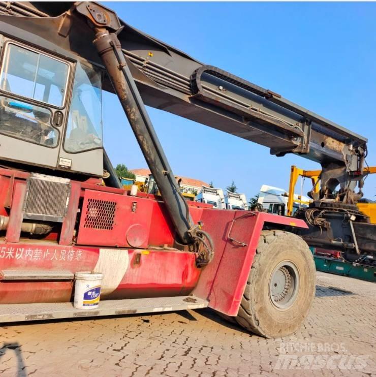 Kalmar DRD 450 前伸型堆積機