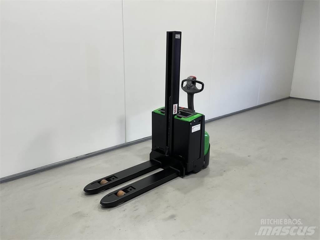 Cesab S208L 自走式堆積機