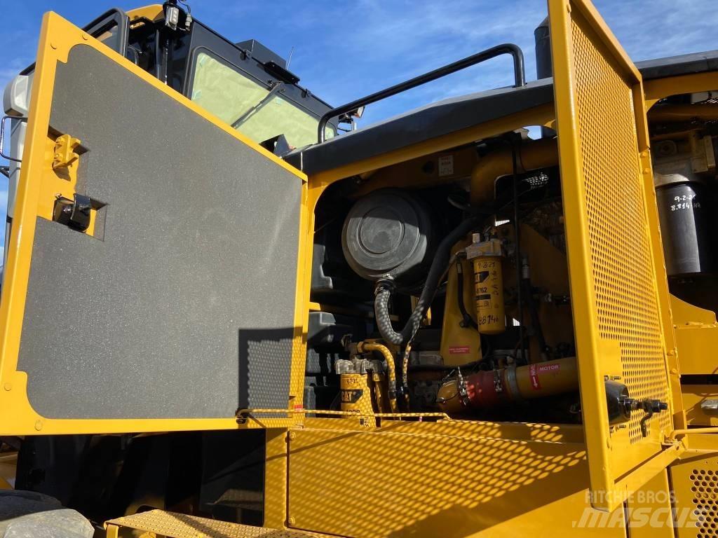 CAT 16 M 平土機
