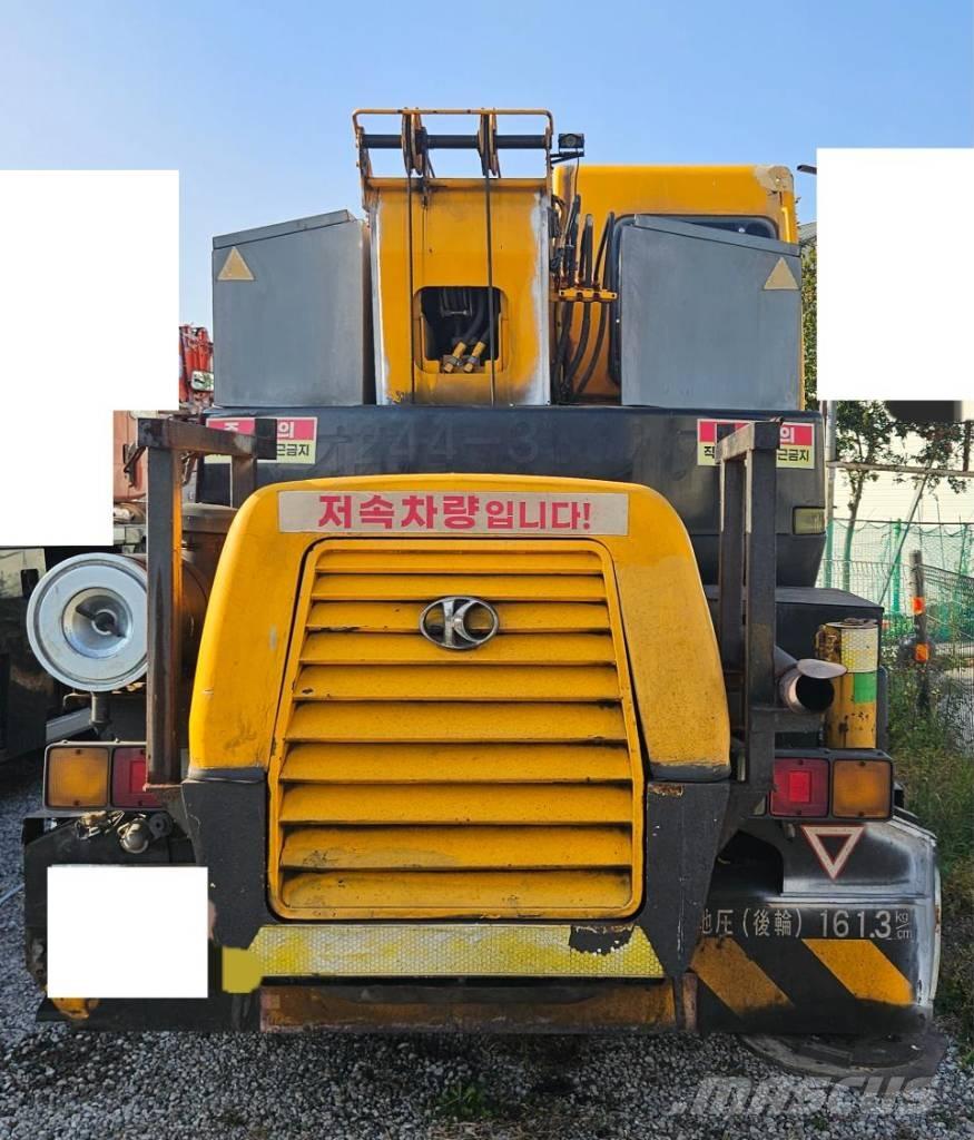 Kato MR 100 越野起重機