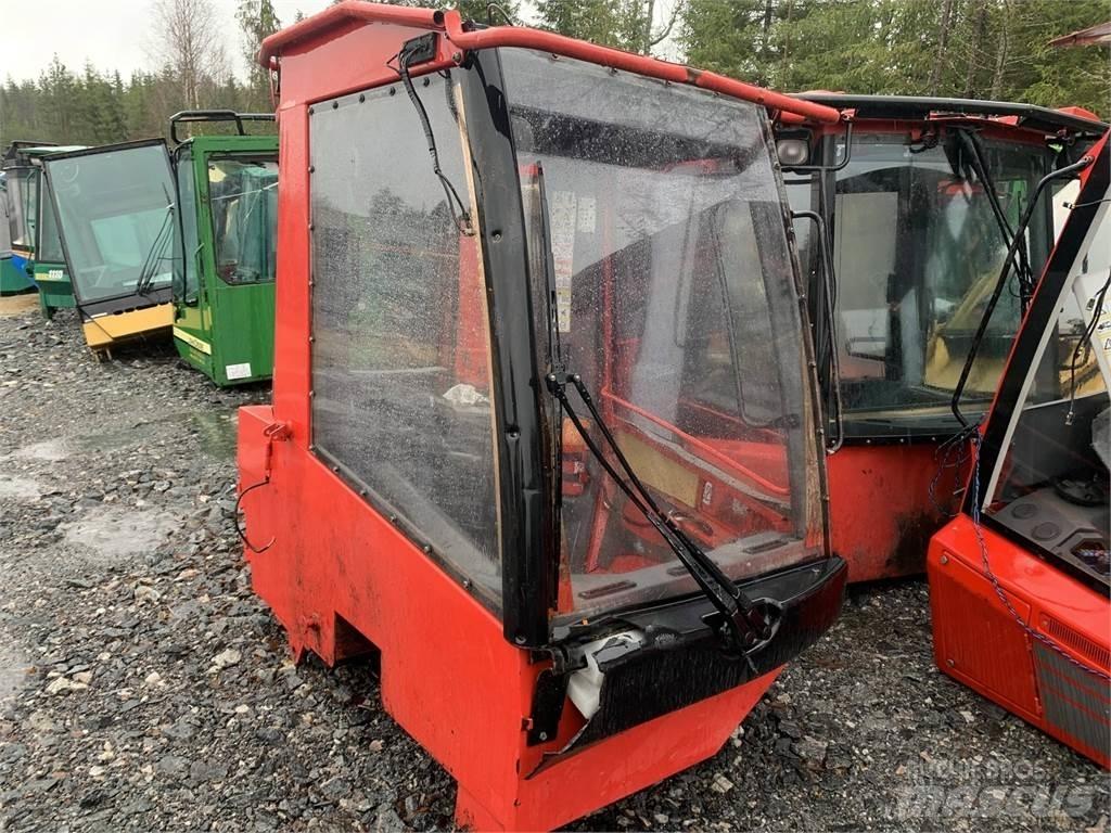 Komatsu 901TX 駕駛室與內部