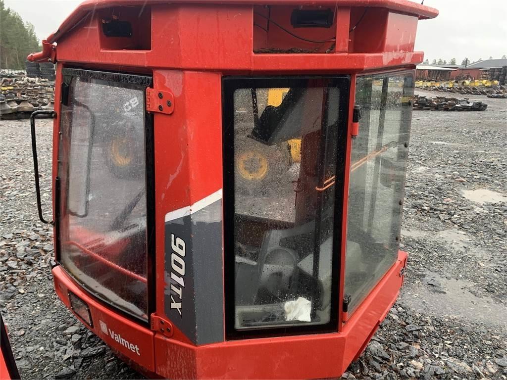 Komatsu 901TX 駕駛室與內部