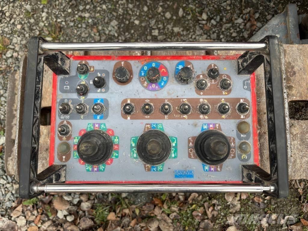 Sandvik Dino DC400Ri 鑽孔機