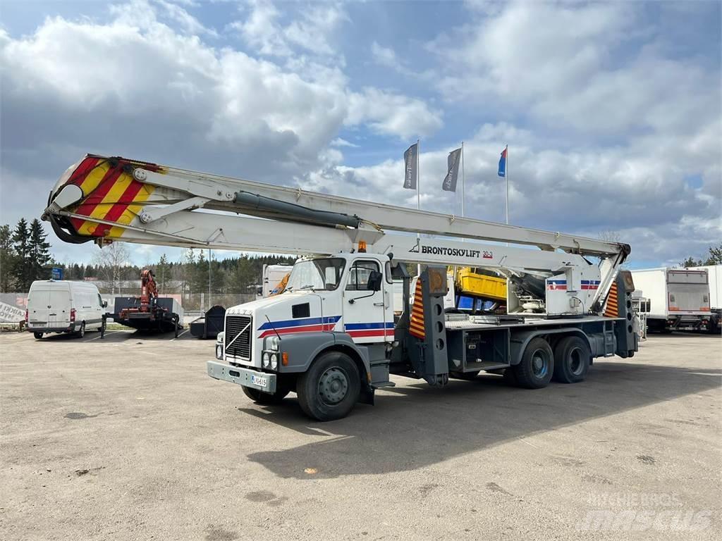 Volvo N12-1-V-6X2 起重機卡車