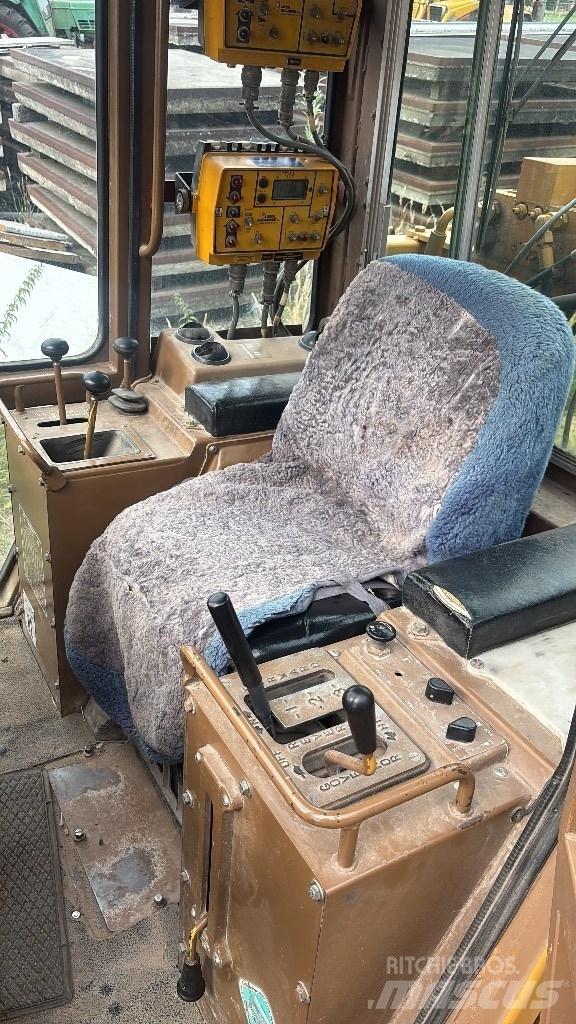 CAT D 4 C 履帶推土機
