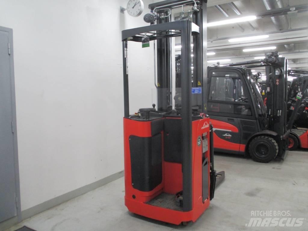 Linde L2000 自走式堆積機